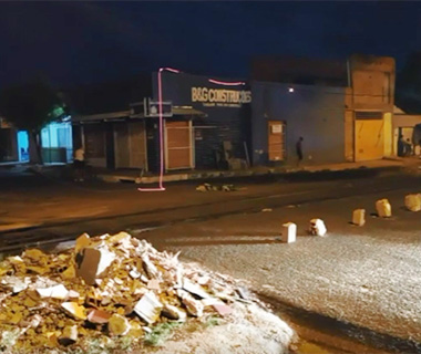 Fio energizado explode e fica pendurado próximo à linha férrea