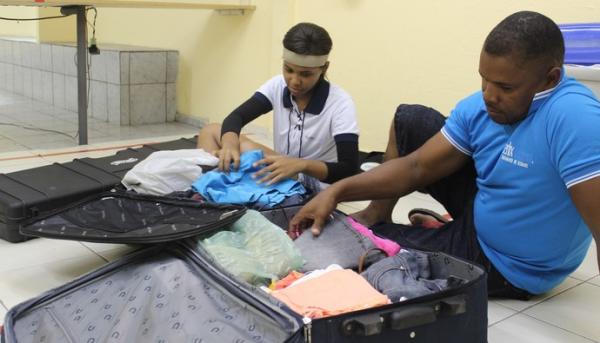 Dupla checa as bagagens antes de viagem para campeonato. &Agrave; espera de viagem, malas ficam ali mesmo no sal&atilde;o de tiro.(Imagem: Josiel Martins)