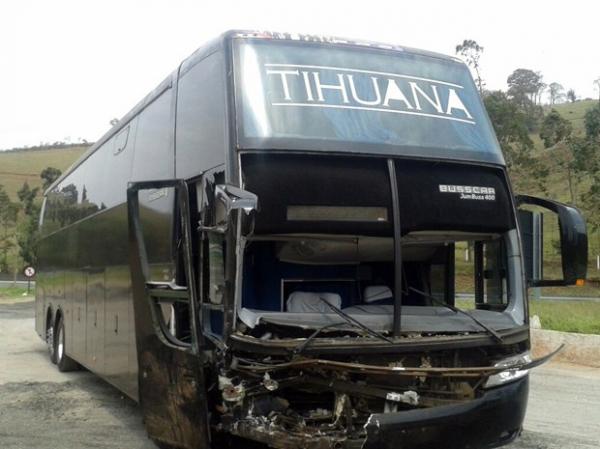 &Ocirc;nibus da Banda Tihuana ficou com a frente destru&iacute;da em Camanducaia.(Imagem:Thiago Luz / EPTV)