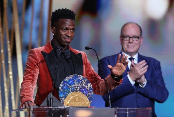 Vinicius Junior Vini Jr recebe o pr&ecirc;mio S&oacute;crates, da Bola de Ouro, das m&atilde;os do Pr&iacute;ncipe Albert II, de M&ocirc;naco.(Imagem:Stephanie Lecocq/Reuters)