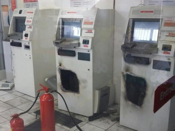 Bando armado rende vigilantes e arromba caixas eletrônicos na capital