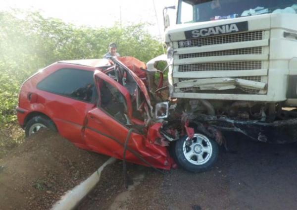 Colisão frontal entre Gol e carreta deixa duas pessoas mortas na BR 316