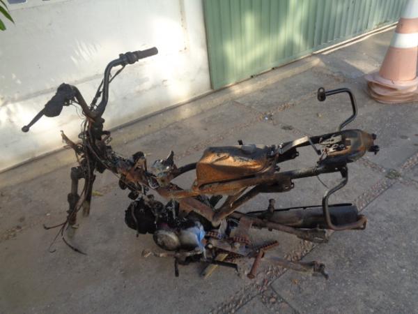 Polícia Militar encontra motocicleta incendiada