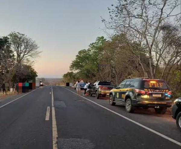 Motorista morre e tr&ecirc;s ficam feridos ap&oacute;s carro tombar e bater contra duas &aacute;rvores na BR-135.(Imagem:Divulga&ccedil;&atilde;o/PRF)