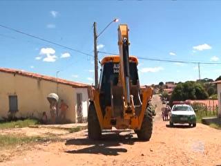 Homem tenta destruir casas com trator em Teresina e polícia é acionada