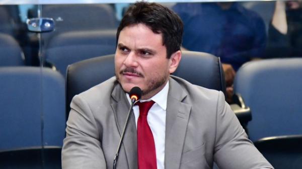 Vereador Carlos Eduardo cobra ação do Estado e da Prefeitura sobre crise hídrica em Floriano