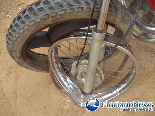 Em Bar&atilde;o de Graja&uacute; motociclista colide contra carro e &eacute; atropelado enquanto recebe socorro.(Imagem:FlorianoNews)