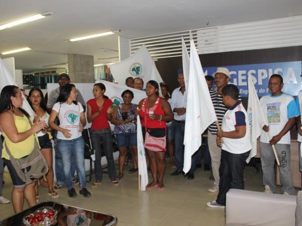 Contra subdelegação, manifestantes ocupam presidência da Agespisa
