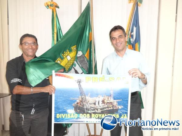 Prefeito Gilberto J&uacute;nior recebeu em seu gabinete florianense defensor dos Royalties.(Imagem:FlorianoNews)