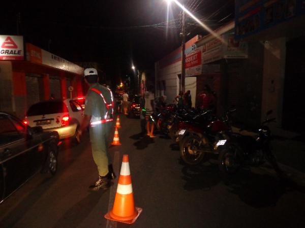 PM e SUTRAN realizaram blitz no centro de Floriano