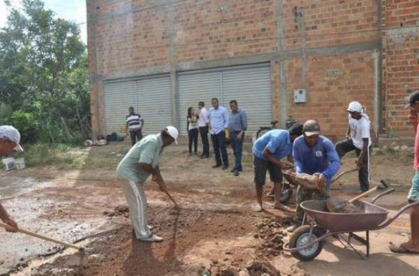 Opera&ccedil;&atilde;o Tapa-Buraco recupera Avenida que d&aacute; acesso ao bairro Nossa Senhora da Guia.(Imagem:SECOM)