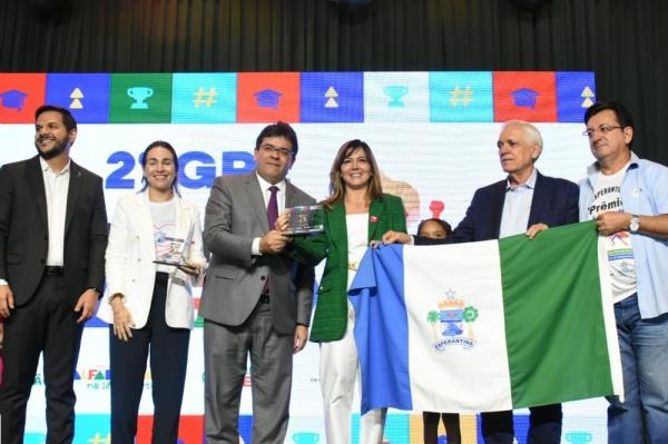 Governador premia 78 escolas que receberão até R$80 mil em incentivos