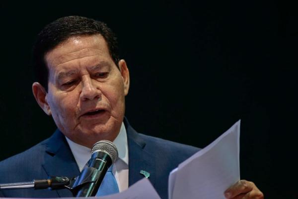 "Em time que está ganhando não se mexe", diz Mourão sobre divisão de ministério