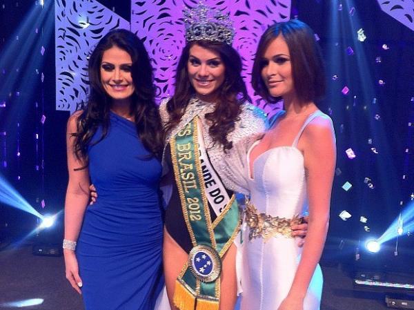 Miss Brasil 2012, Gabriela Markus (centro), recebeu a coroa da Miss Brasil 2011, a conterr&acirc;nea Priscila Machado.(Imagem:Andr&eacute; Teixeira/G1)