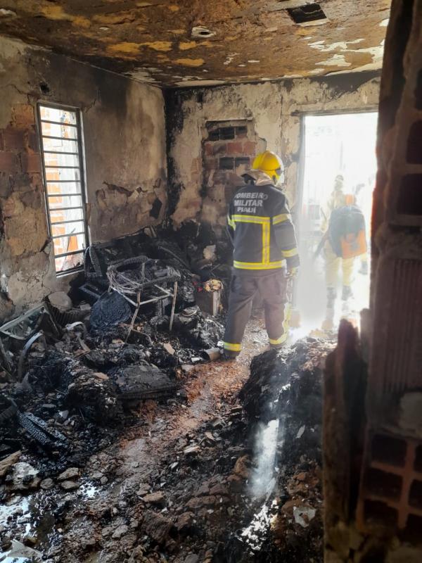 Incêndio atinge casa e moradora é resgatada desacordada na Zona Leste de Teresina