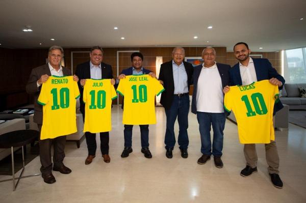 Em reunião na CBF, presidente promete investimentos no Lindolfo Monteiro