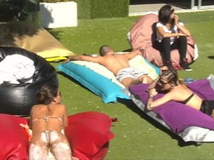 Laisa se lambuza de descolorante e exibe o corpaço na Espanha