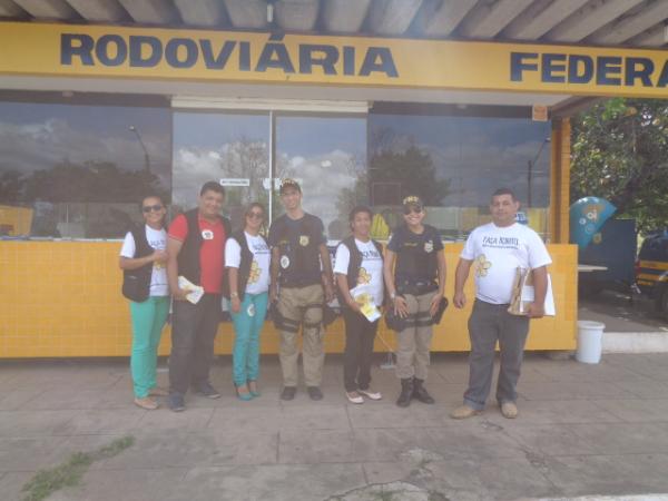 Blitz da PRF e Conselho Tutelar conscientiza motoristas na Campanha "Faça Bonito"