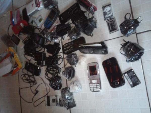 Mulher é presa ao tentar entrar com 23 celulares e droga em presídio do PI