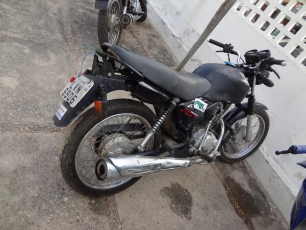 Pol&iacute;cia encontra moto abandonada em Floriano.(Imagem:FlorianoNews)