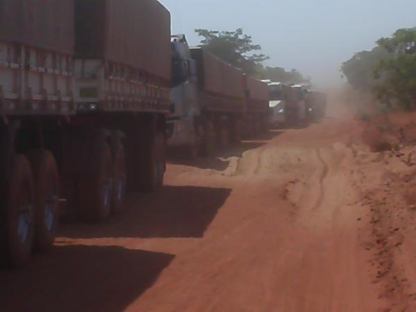 Oa caminh&otilde;es atolados na estrada(Imagem:Internauta)