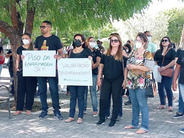  Profissionais da enfermagem fazem protestos no Piau&iacute; contra suspens&atilde;o da lei do piso salarial da categoria.(Imagem:Aparecida Santana/g1 )