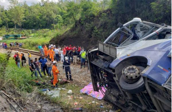 Sobe para 19 total de mortos em ônibus que caiu de ponte