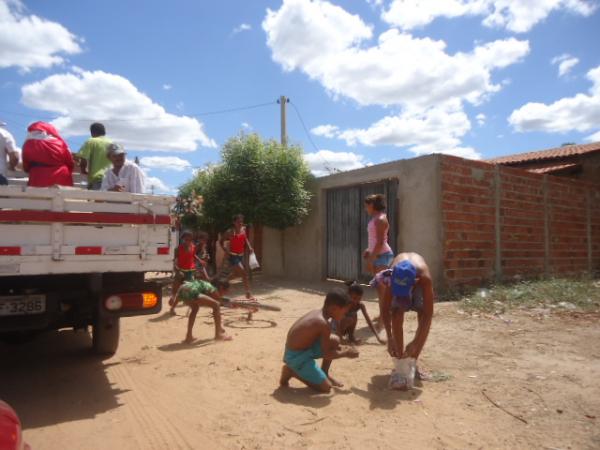 No dia de Natal, bom velhinho distribui bombons &agrave;s crian&ccedil;as florianenses.(Imagem:FlorianoNews)