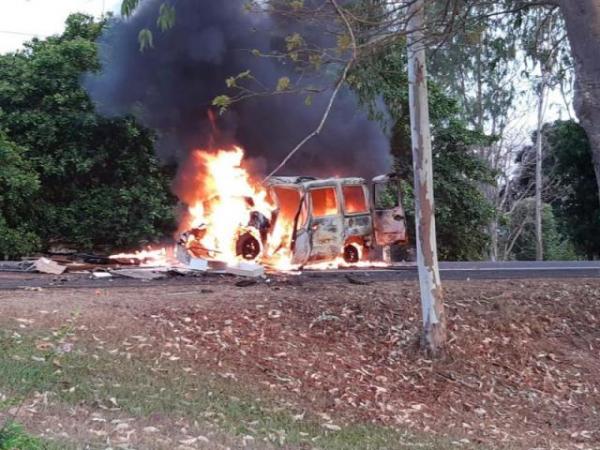 Veículo pega fogo após colisão e deixa mortos no Maranhão.(Imagem:Ernani Pereira)