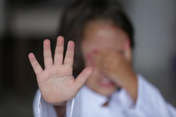Mãe é presa após criança de 10 anos mandar áudio para a polícia e denunciar maus-tratos e abandono
