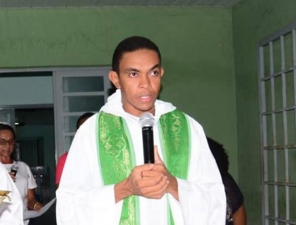 Padre entrega o cargo após vídeos íntimos vazarem em Floriano