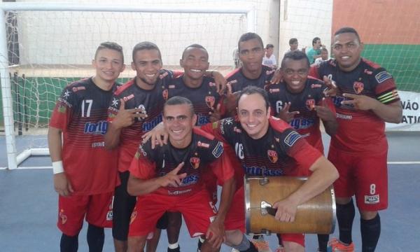Mesmo ap&oacute;s cobran&ccedil;as do treinador durante o jogo, jogadores festejam triunfo.(Imagem:Reprodu&ccedil;&atilde;o/Facebook)