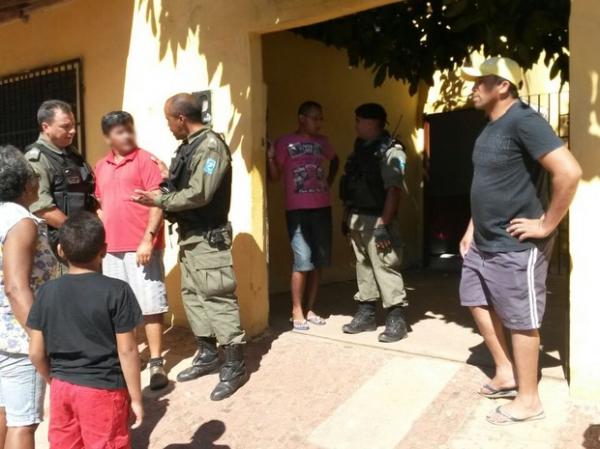 Homem tenta atear fogo na esposa e faz os filhos reféns em Teresina