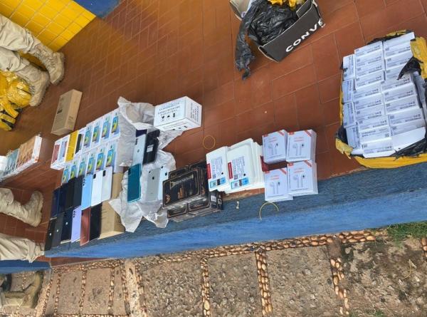 O carregamento era transportado no bagageiro de um &ocirc;nibus. Dentre os pacotes apreendidos havia 19 aparelhos celulares sem caixa e com apar&ecirc;ncia de 