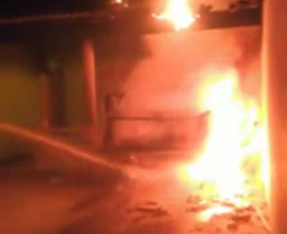 Veículo é incendiado em garagem de residência em Floriano