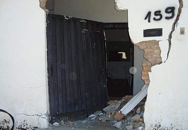 Van do Transporte Eficiente invadiu uma casa depois de perder o controle.(Imagem:Divulga&ccedil;&atilde;o)