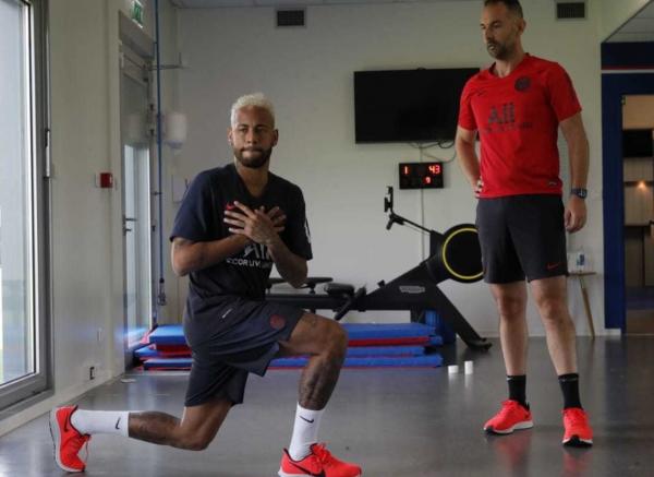 Neymar se reapresenta ao PSG em meio a especulações sobre sua volta para o Barcelona