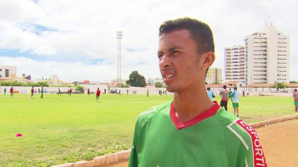 Volante Cleisson vira inspira&ccedil;&atilde;o para atletas do Petrolina antes da Copinha (Imagem:Reprodu&ccedil;&atilde;o/TV Globo)
