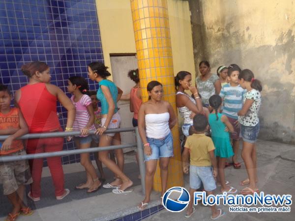 Crian&ccedil;as ganham presentes do Papai Noel dos Correios em Floriano.(Imagem:FlorianoNews)