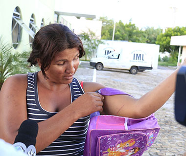 Mãe que é salva por filho revela que é espancada há 10 anos pelo marido