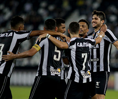 Botafogo vence Atlético-PR e alivia pressão sobre treinador