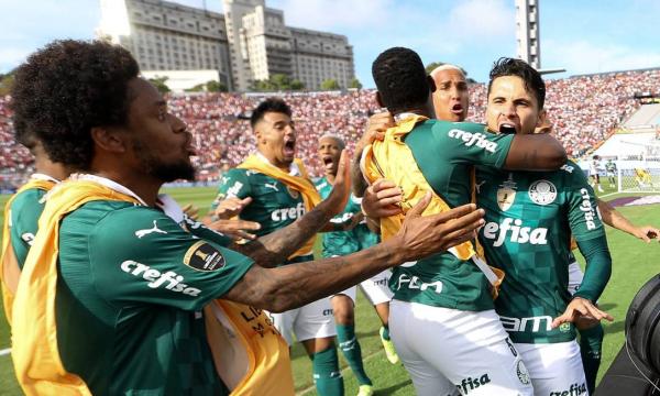Alviverde venceu a decis&atilde;o continental e garantiu vaga nos torneios. Mundial ser&aacute; disputado nos Emirados &Aacute;rabes, enquanto advers&aacute;rio da Recopa Sul-Americana ser&aacute; o Athletico.(Imagem:Cesar Greco/Palmeiras / Ag&ecirc;ncia O Globo)
