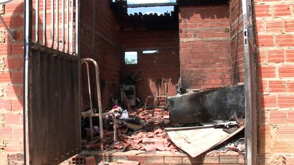 Duas crian&ccedil;as morreram durante um inc&ecirc;ndio na casa onde moram na cidade de &Aacute;gua Branca.(Imagem:TV Clube)