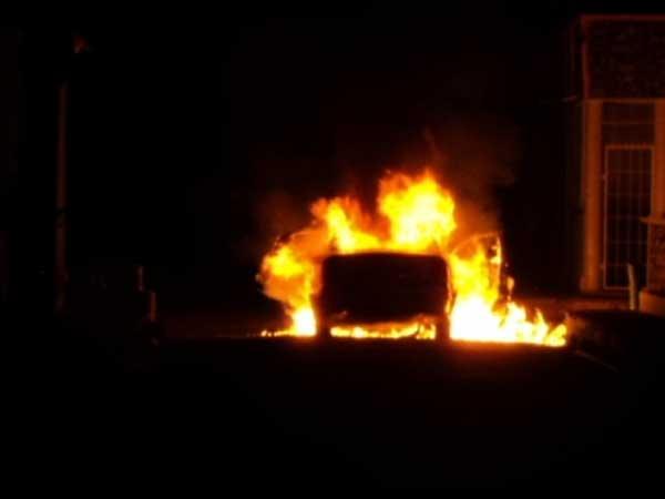 Carro pega fogo e assusta moradores.(Imagem:Divulga&ccedil;&atilde;o)