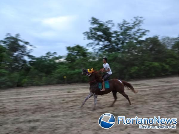 Vaquejada natalina agitou a tarde de s&aacute;bado em Bar&atilde;o de Graja&uacute;.(Imagem:FlorianoNews)