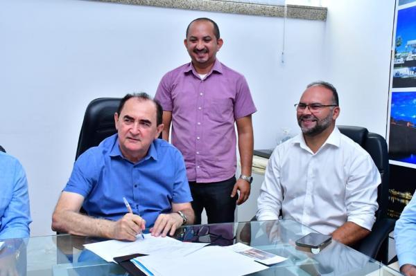 Vereadores prestigiam assinatura da ordem de serviço para reforma do Mercado Central de Floriano