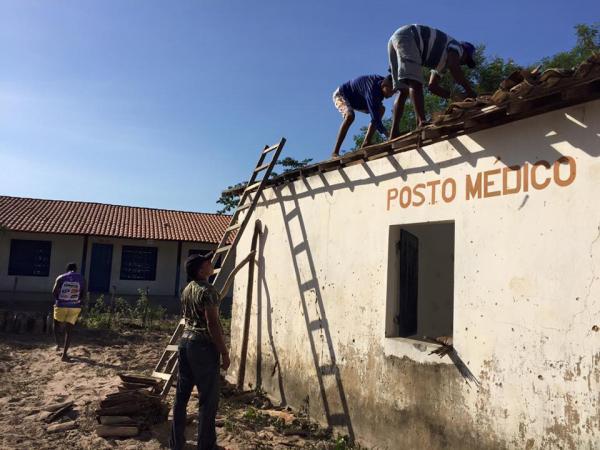Prefeito Gilberto J&uacute;nior participa de mutir&atilde;o na zona rural.(Imagem:SECOM)