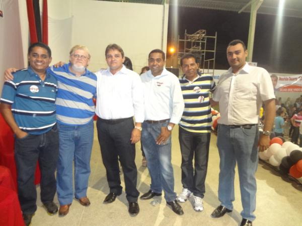 Conven&ccedil;&atilde;o homologa candidatura de Almir Reis e Karitha Freire &agrave; prefeitura de Floriano.(Imagem:FlorianoNews)