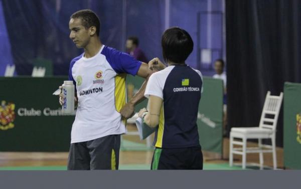 Francielton Farias recebe orienta&ccedil;&atilde;o da t&eacute;cnica Norma Rodrigues.(Imagem:Reprodu&ccedil;&atilde;o/ Facebook)