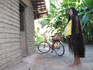 Jovem quer vender cabelo de 1,40 m para comprar enxoval da filha no PI